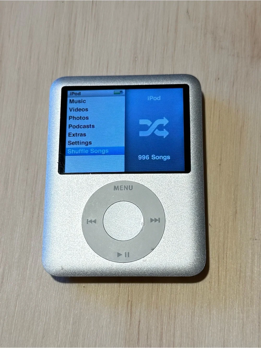 iPod Nano A1236 4GB Silver Tested Ok Battery 1-2Hr w/Charg-996-Songs Read Info!